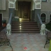 Скульптуры из гранита, скамейки, статуи