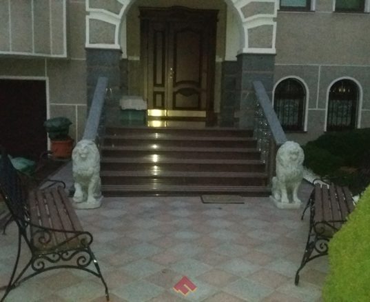 Скульптуры из гранита, скамейки, статуи