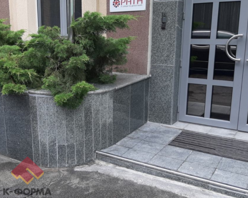 вул. Шота Руставелі, реставрація гранітних порталів